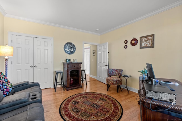 95 S Ridge Ln Unit G103, Berlin, CT 06037 - living room with baseboards, ornamental molding, and light wood-type flooring