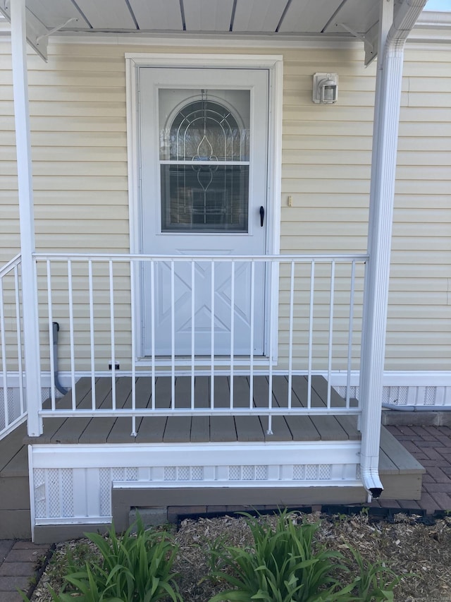 entrance to property featuring covered porch