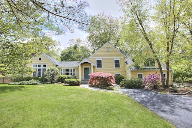 view of front of property featuring a front lawn