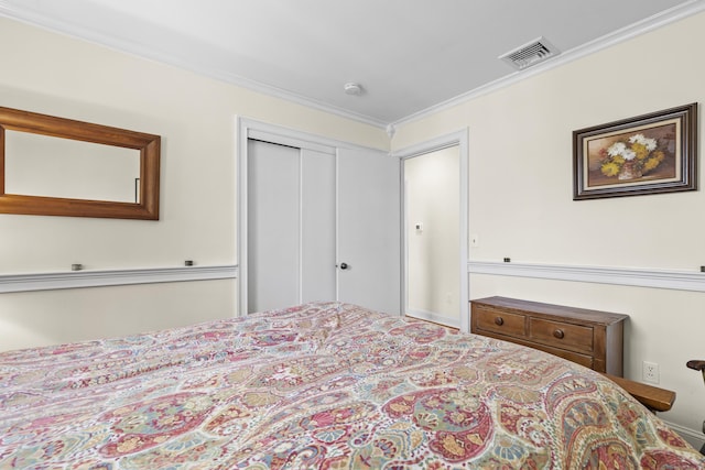 bedroom with ornamental molding, visible vents, and a closet