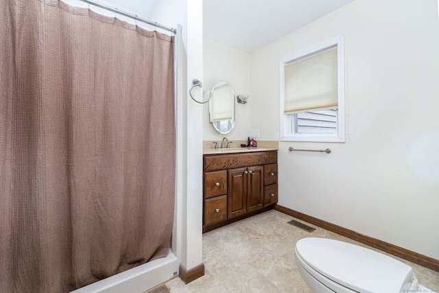 full bathroom featuring toilet, vanity, a shower with curtain, baseboards, and visible vents