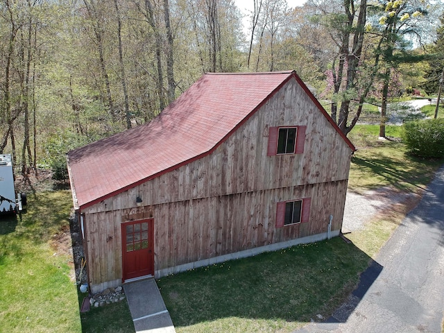 view of outdoor structure featuring an outbuilding