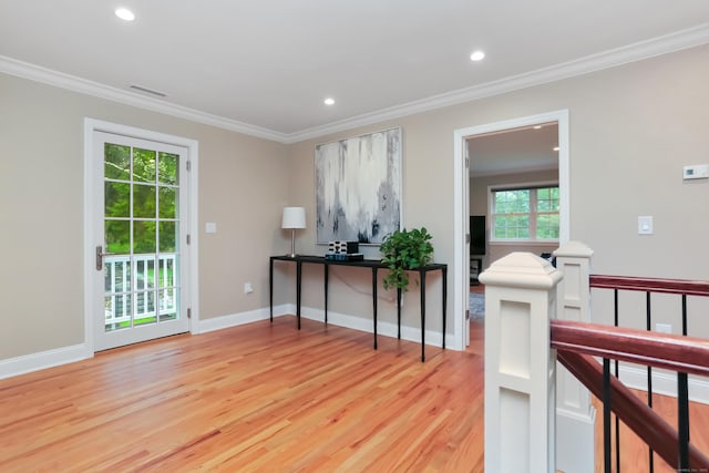 living area with crown molding, light wood-style floors, visible vents, baseboards, and recessed lighting