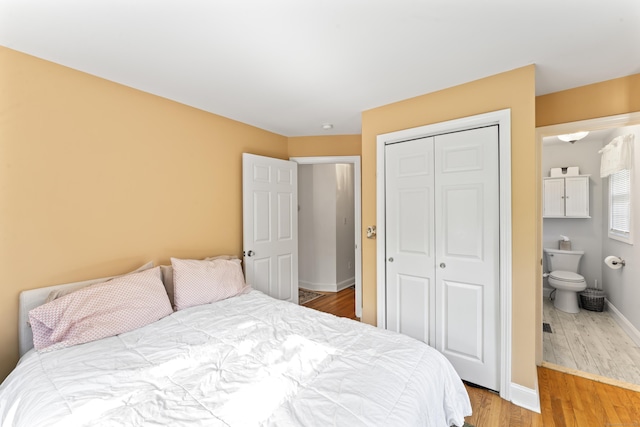 11 Knollwood Dr, Newtown, CT 06470 - bedroom featuring baseboards, ensuite bath, wood finished floors, and a closet