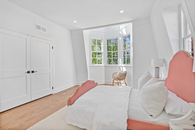 bedroom featuring light wood-type flooring, recessed lighting, baseboards, and visible vents