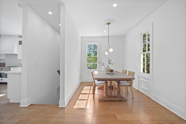 dining space with recessed lighting, baseboards, and light wood finished floors