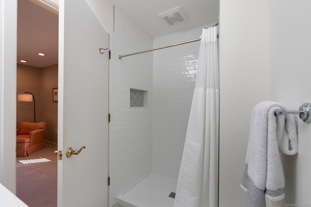 full bath with a tile shower and recessed lighting