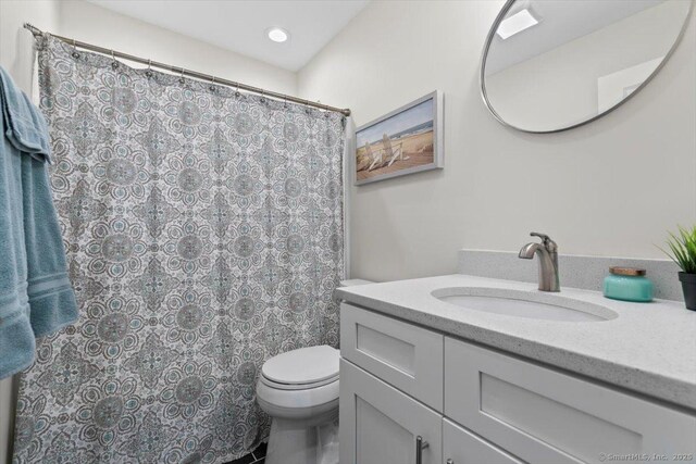 full bathroom featuring recessed lighting, vanity, toilet, and a shower with shower curtain