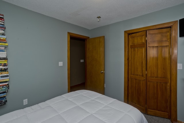 carpeted bedroom featuring a closet and a textured ceiling