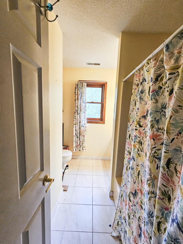 935 Gaylord Mountain Rd, Hamden, CT 06518 - full bathroom featuring tile patterned flooring, toilet, a shower with shower curtain, a textured ceiling, and baseboards