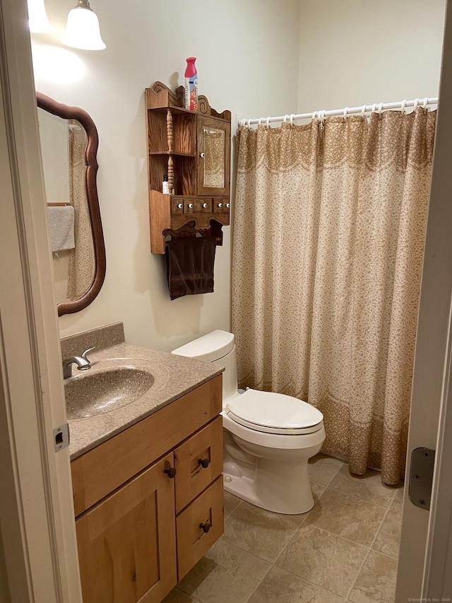 full bathroom featuring vanity, toilet, and a shower with curtain