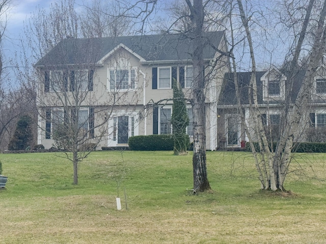 view of front facade featuring a front lawn