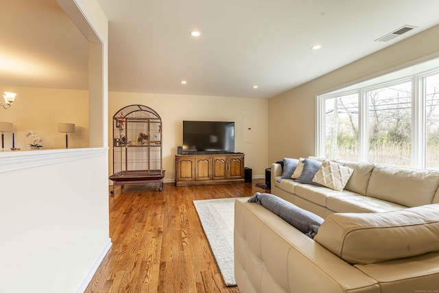 living area with a chandelier, light wood-type flooring, baseboards, visible vents, and recessed lighting