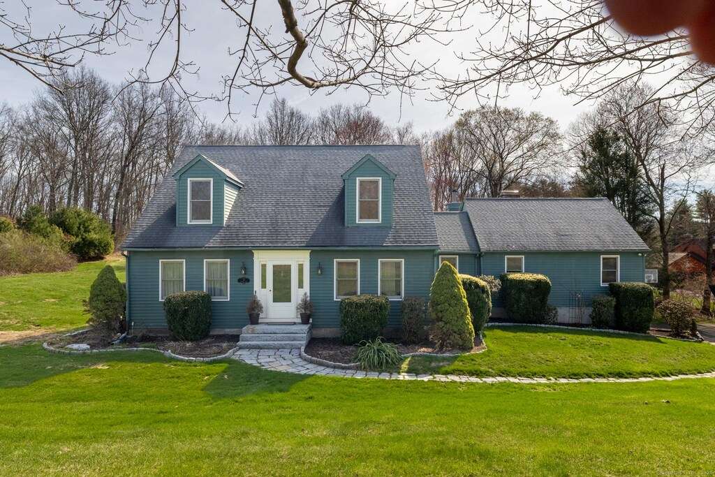 38 Barnhill Rd, Woodbury, CT 06798 - cape cod-style house with a front yard