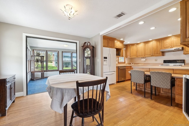 dining area with light wood-style floors, baseboards, recessed lighting, and visible vents