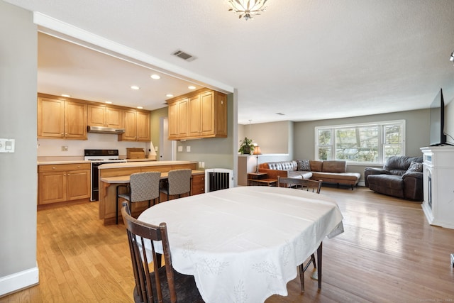 dining area with recessed lighting, baseboards, visible vents, and light wood-style flooring