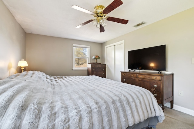 bedroom featuring ceiling fan, light carpet, baseboards, visible vents, and a closet