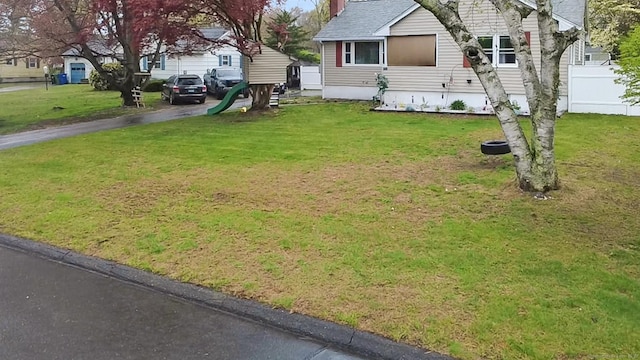 view of yard featuring driveway