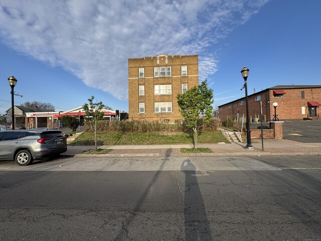 913 Wethersfield Ave, Hartford, CT 06114 - view of property featuring fence
