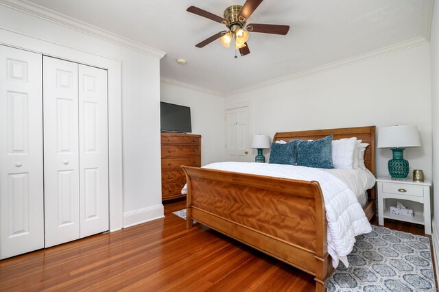 bedroom featuring crown molding, a ceiling fan, baseboards, and wood finished floors