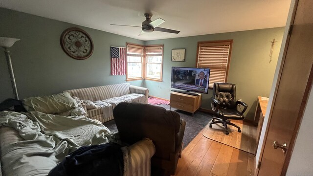 living room with dark wood-type flooring and ceiling fan