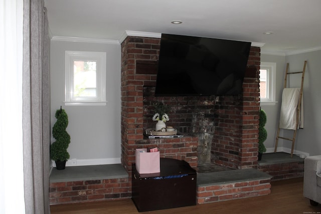 living room featuring baseboards, ornamental molding, and wood finished floors