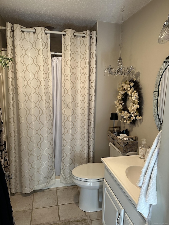 full bath with a textured ceiling, toilet, a shower with curtain, and vanity