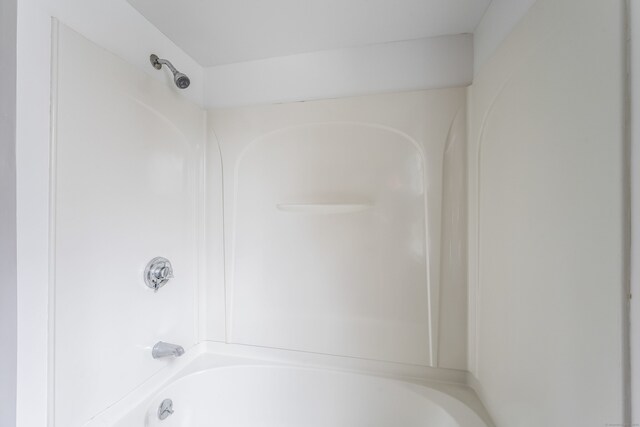 bathroom with tub / shower combination