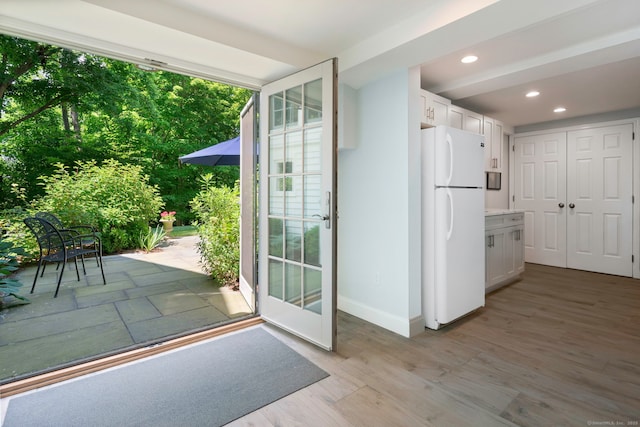 entryway featuring light wood-type flooring, recessed lighting, and baseboards