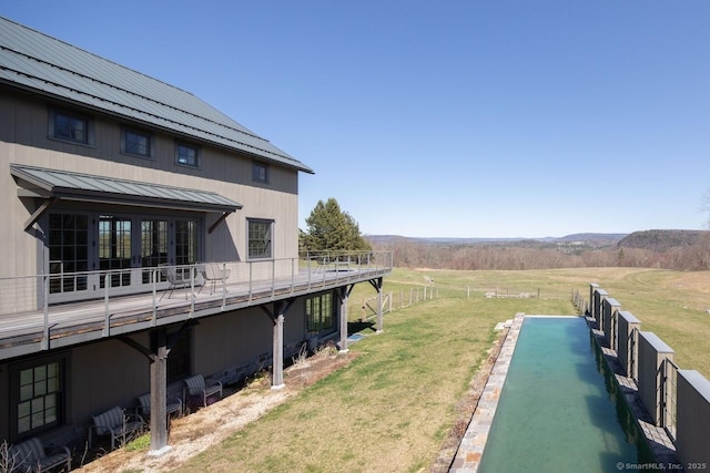 view of yard featuring a rural view