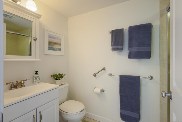 full bathroom with tiled shower, vanity, toilet, visible vents, and baseboards