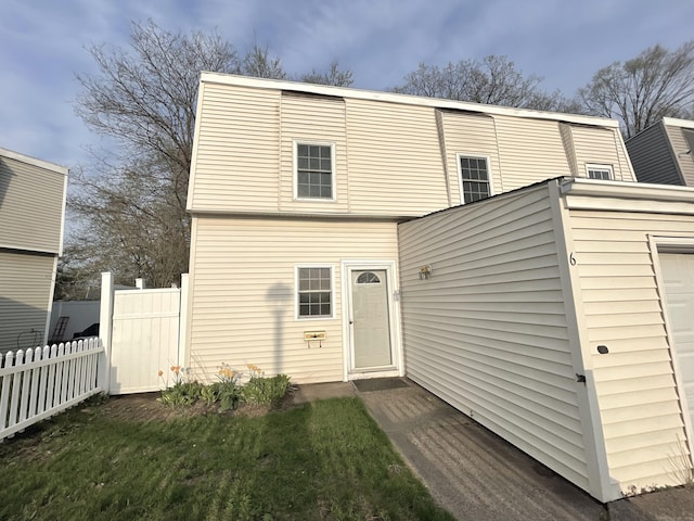 6 Stirling Ct, Middletown, CT 06457 - rear view of property featuring fence and an attached garage