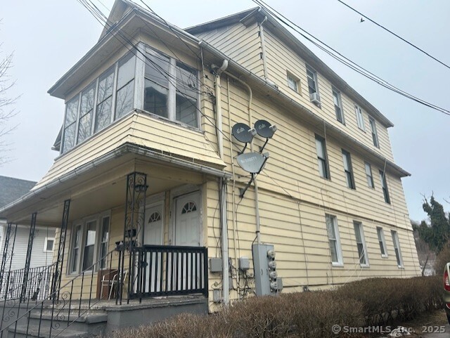 view of front of property featuring a porch