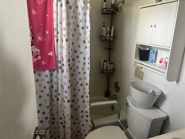 full bath with toilet and shower / bathtub combination with curtain