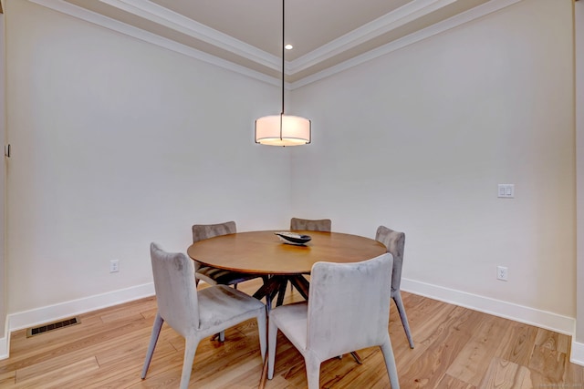dining room with visible vents, baseboards, light wood-type flooring, recessed lighting, and ornamental molding