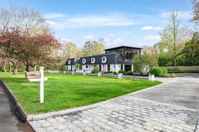 view of property's community featuring a yard