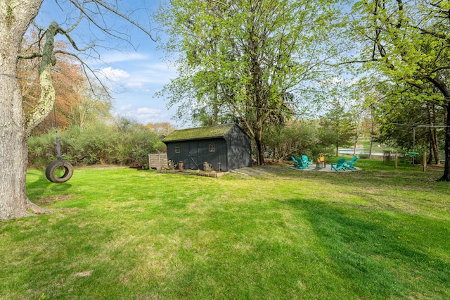 view of yard featuring an outbuilding and a storage shed