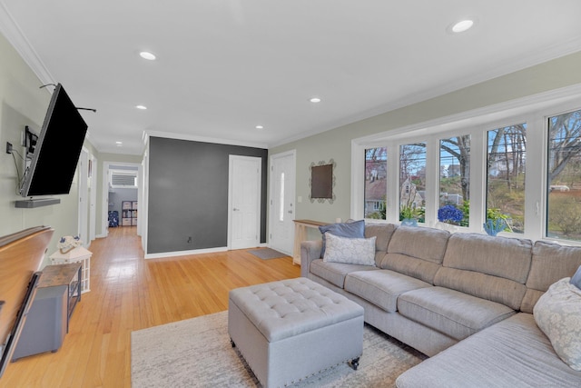 living room featuring baseboards, recessed lighting, light wood-style flooring, and crown molding