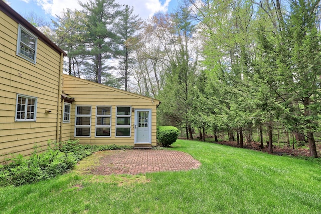 30 Sunset Hill Rd, Simsbury, CT 06070 - view of grassy yard with a patio area