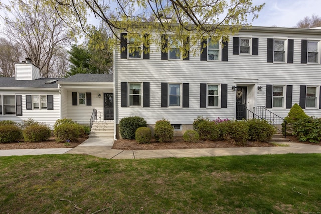 colonial inspired home featuring a front yard