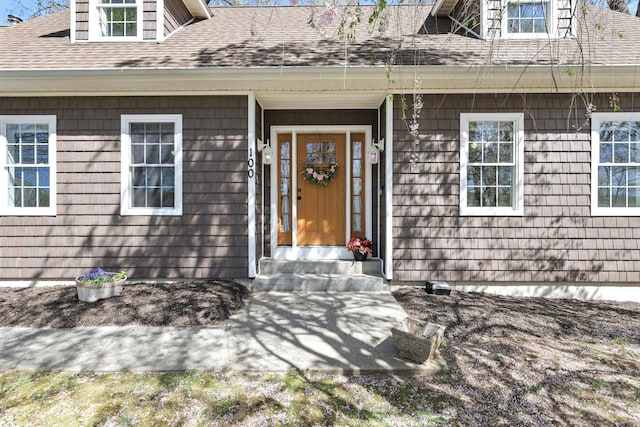 property entrance featuring a shingled roof