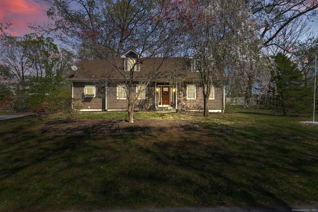 view of front facade featuring a lawn