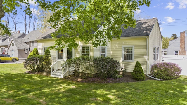 view of front of property featuring a front yard