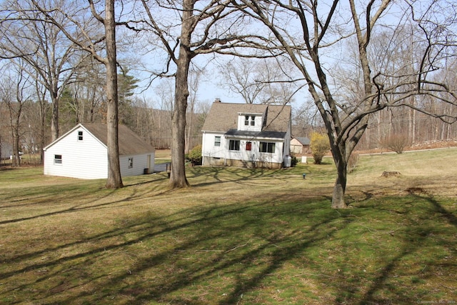 view of yard with an outdoor structure