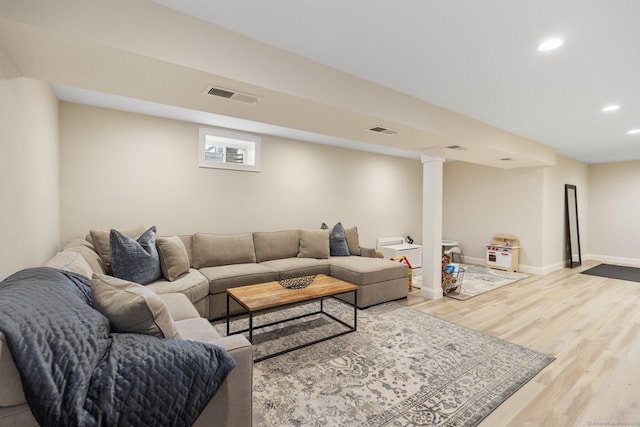 living room featuring visible vents, recessed lighting, baseboards, and wood finished floors