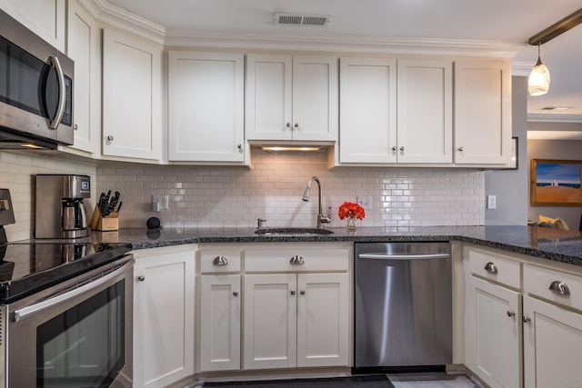 kitchen featuring decorative backsplash, a sink, stainless steel appliances, and visible vents