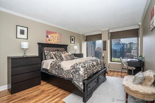 1 Gold St Unit 17De, Hartford, CT 06103 - bedroom featuring crown molding, light wood-style floors, and baseboards