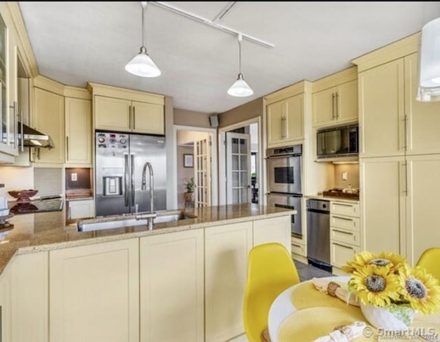 1 Gold St Unit 17De, Hartford, CT 06103 - kitchen with stainless steel appliances, cream cabinetry, a peninsula, and hanging light fixtures