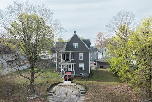 view of front of home featuring a front lawn