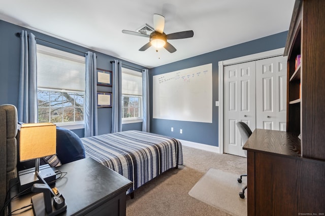 bedroom featuring carpet floors, a ceiling fan, baseboards, and a closet